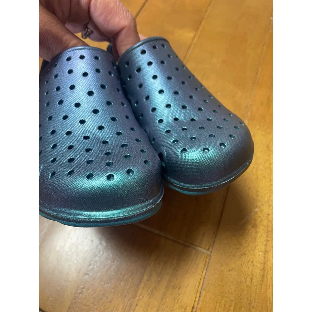 Totes Everywear Kids Clogs Iridescent Teal Blue Slip On Water Shoes Size 9-10